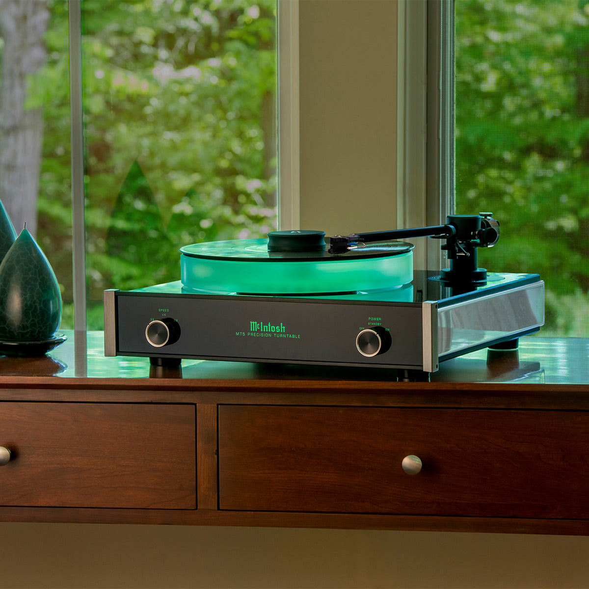 McIntosh MT5 Precision Turntable with Sumiko Amethyst MM Cartridge (Black)