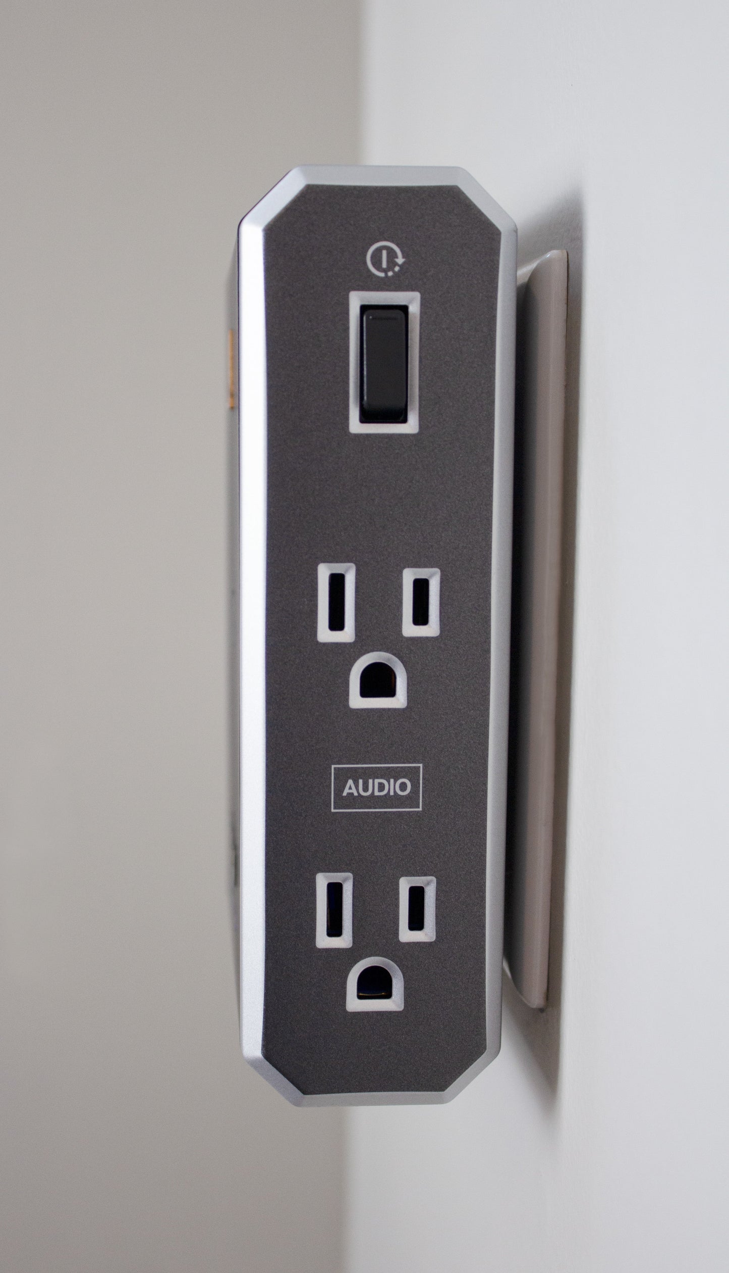 Austere Audio VII Series Power 4-Outlet with Omniport USB+PD45